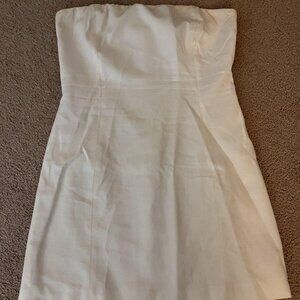 Gorgeous white mini strapless dress from Meshki 🤍